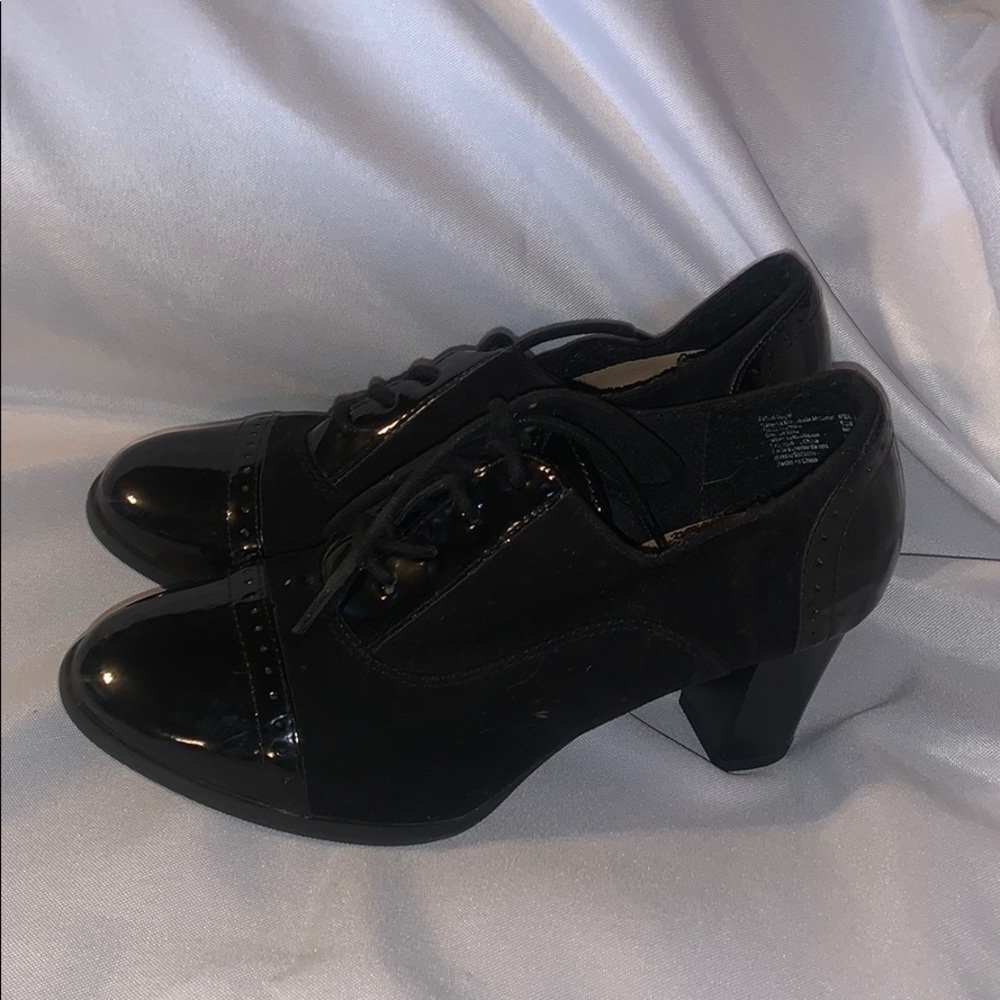 Dexflex Comfort faux suede/patent leather heels